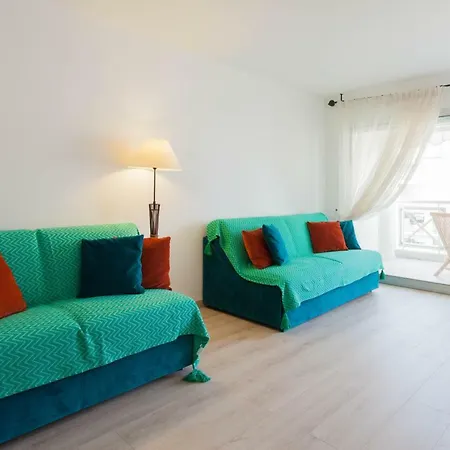 2kh Komnatnaia Kvartira V Zhuan Le Pen, Pliazhi Appartement
